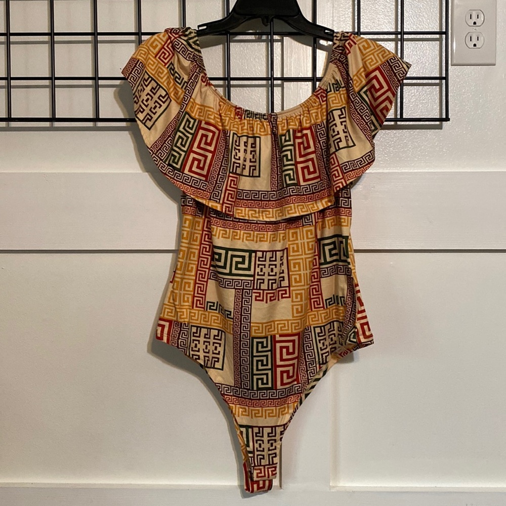 Very cute bodysuit with ruffled shoulders